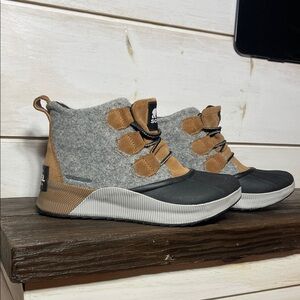 Sorel Black and Brown Ankle Boots